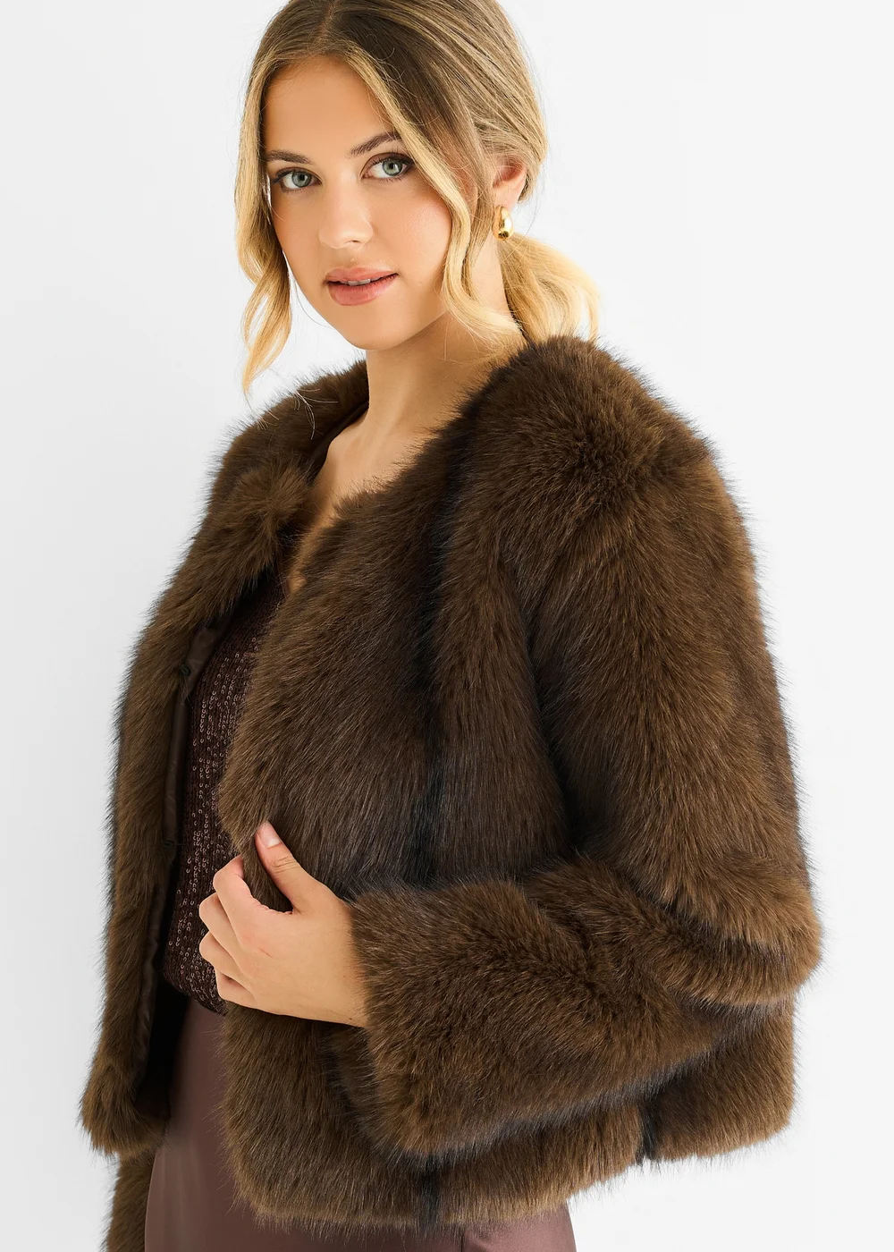 Gini London Coffee Round Neck Faux Fur Cropped Jacket - M/L Image 3