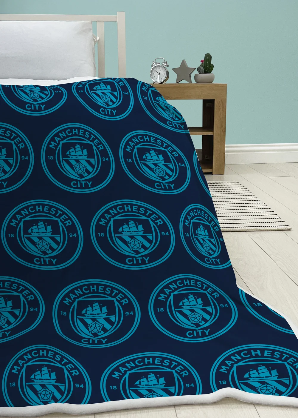 Character World Ufficiale Manchester City FC - Copripiumino singolo senza copripiumino, reversibile, cuscino e federa, lavabile, perfetto per viaggi e pigiama party, 10,5 tog Character World Ufficiale Manchester City FC - Copripiumino singolo senza copripiumino, reversibile, cuscino e federa, lavabile, perfetto per viaggi e pigiama party, 10,5 tog