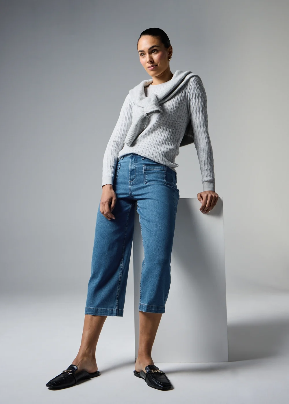 Mid Wash Pocket Front Wide Leg Cropped Jeans - Size 8 Image 2