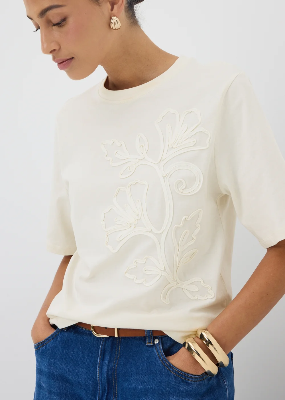 White Cornelli Flower Embellished T-Shirt - 8 Image 3
