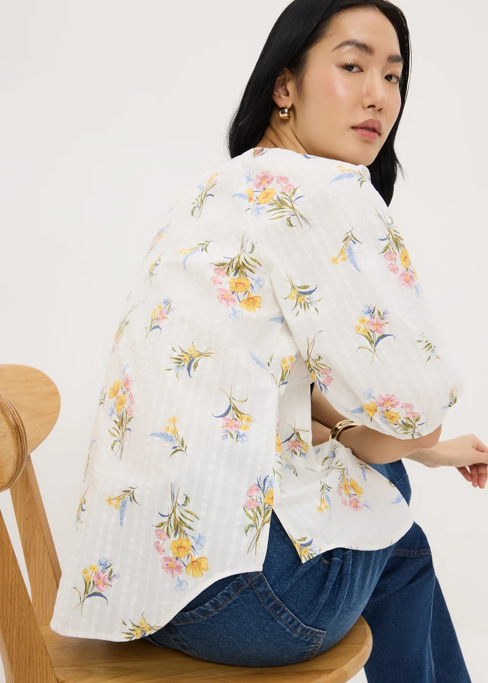White Floral Seersucker Tea Blouse - 8 Image 2