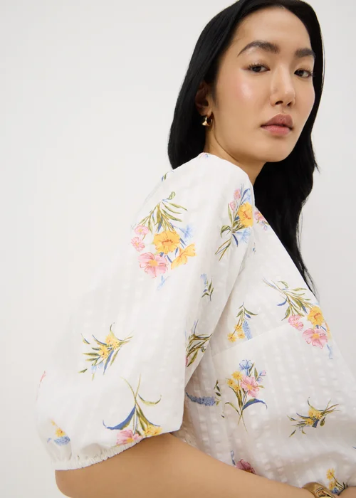 White Floral Seersucker Tea Blouse - 8 Image 3