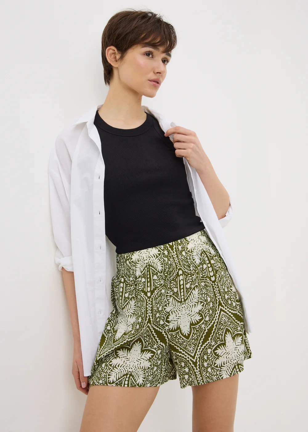 Green Palm Print Viscose Shorts - Size 8 Image 1