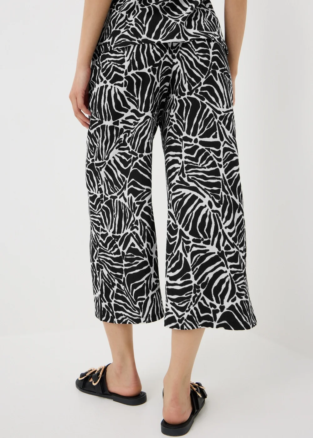 Black Leaf Textured Cropped Co Ord Trousers - 20 Image 2