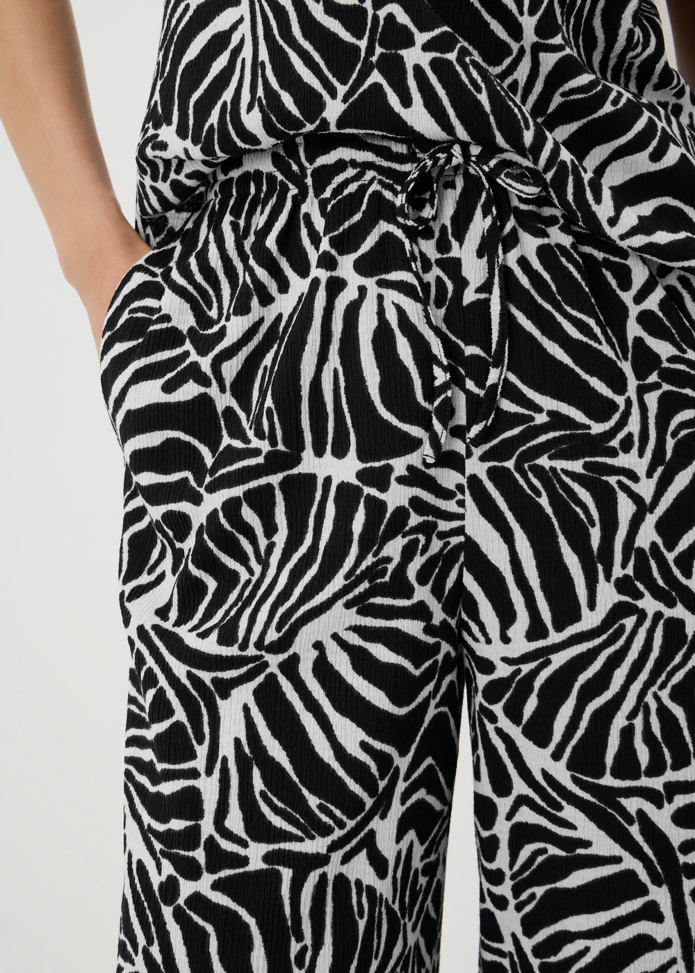 Black Leaf Textured Cropped Co Ord Trousers - 20 Image 3