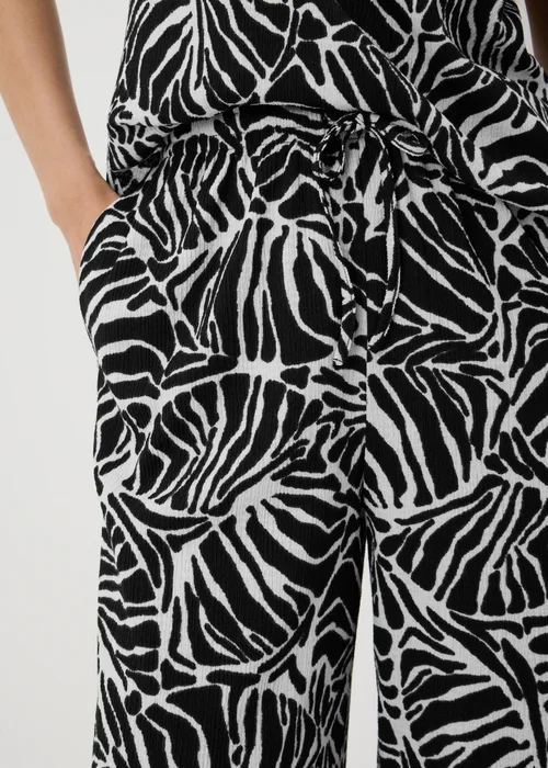 Black Leaf Textured Cropped Co Ord Trousers - 20 Image 3