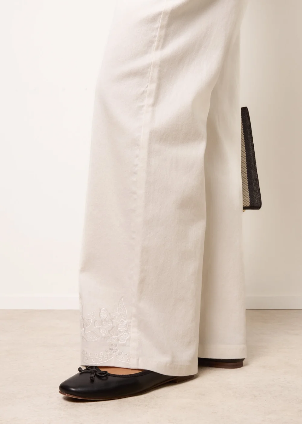 Blue Vanilla White Floral Embroidered Detailed Flared Jeans - M Image 3