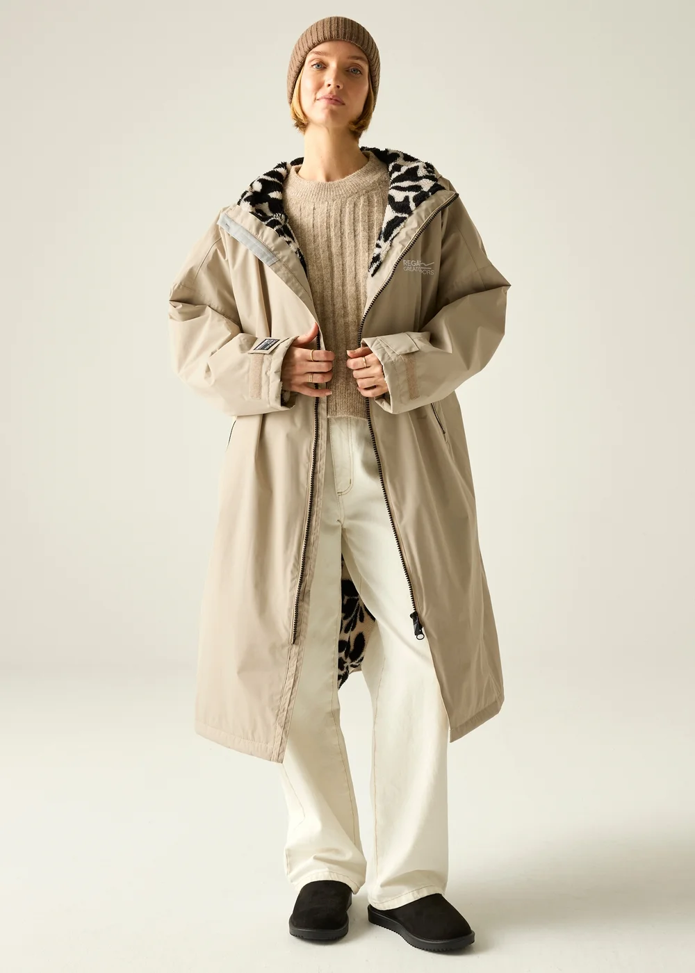 Regatta White Pepper Abstract Floral Adult Waterproof Robe with Hydrafort Technology - L/XL Image 3