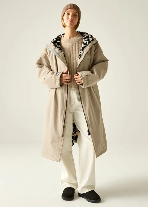 Regatta White Pepper Abstract Floral Adult Waterproof Robe with Hydrafort Technology - L/XL Image 3