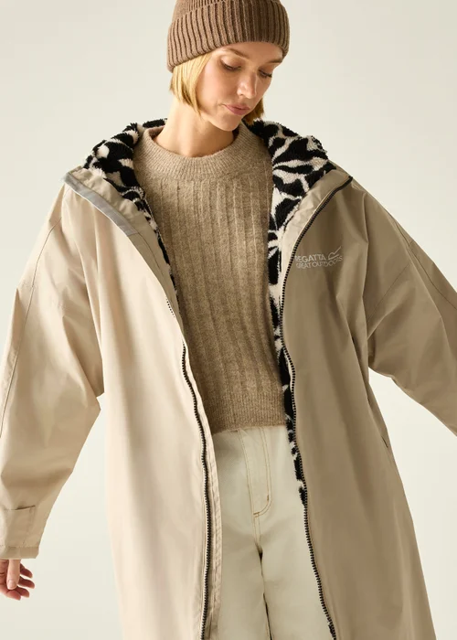 Regatta White Pepper Abstract Floral Adult Waterproof Robe with Hydrafort Technology - L/XL Image 4