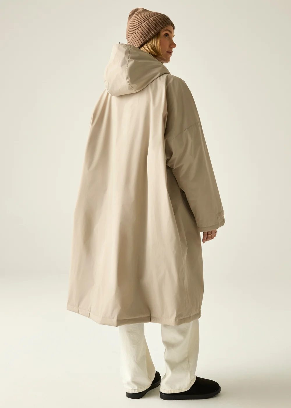 Regatta White Pepper Abstract Floral Adult Waterproof Robe with Hydrafort Technology - L/XL Image 2