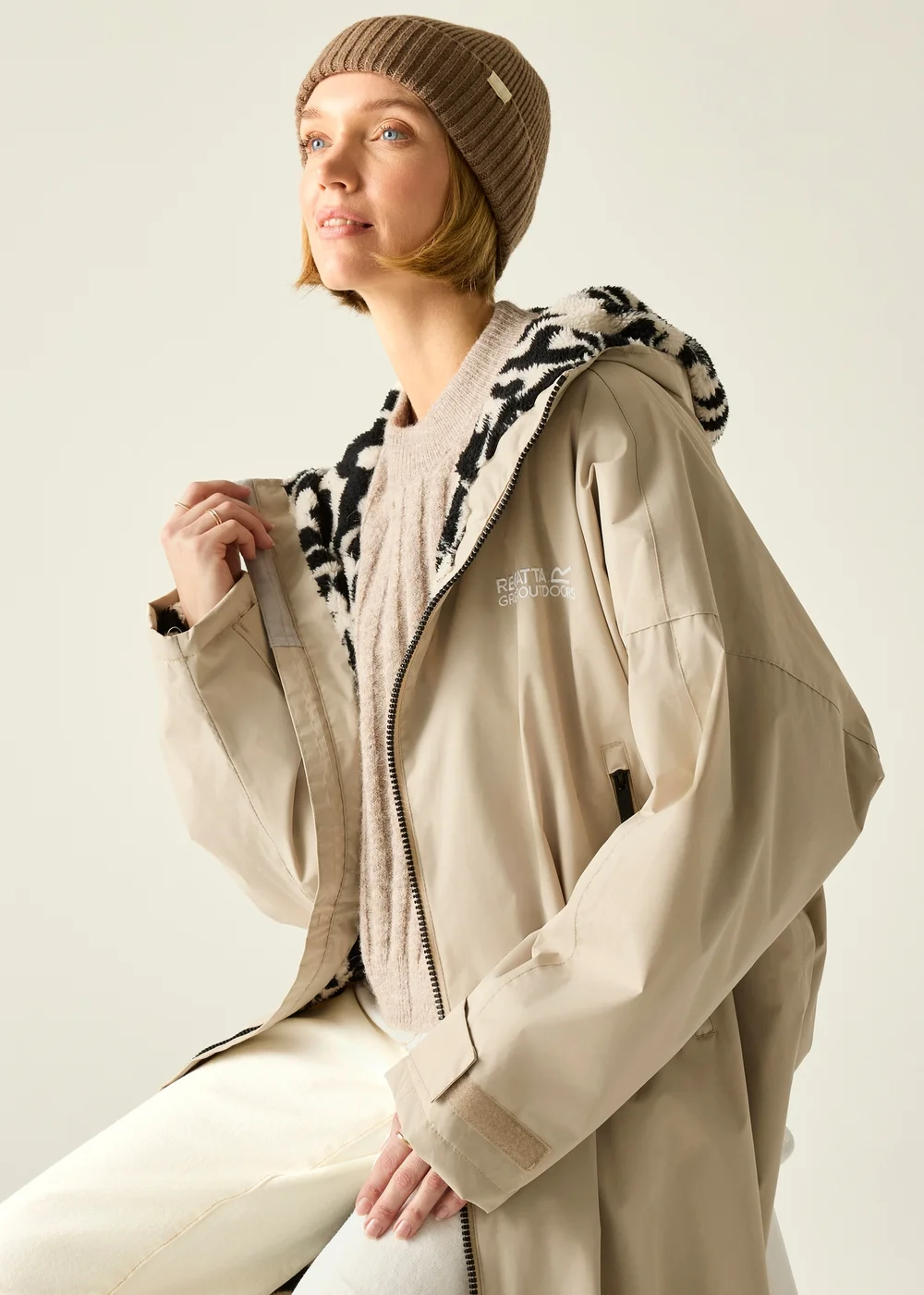 Regatta White Pepper Abstract Floral Adult Waterproof Robe with Hydrafort Technology - L/XL Image 1