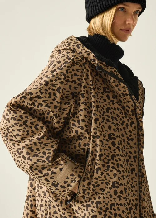 Regatta Abstract Leopard Spot Adult Waterproof Robe with Hydrafort Technology - XS-S Image 4
