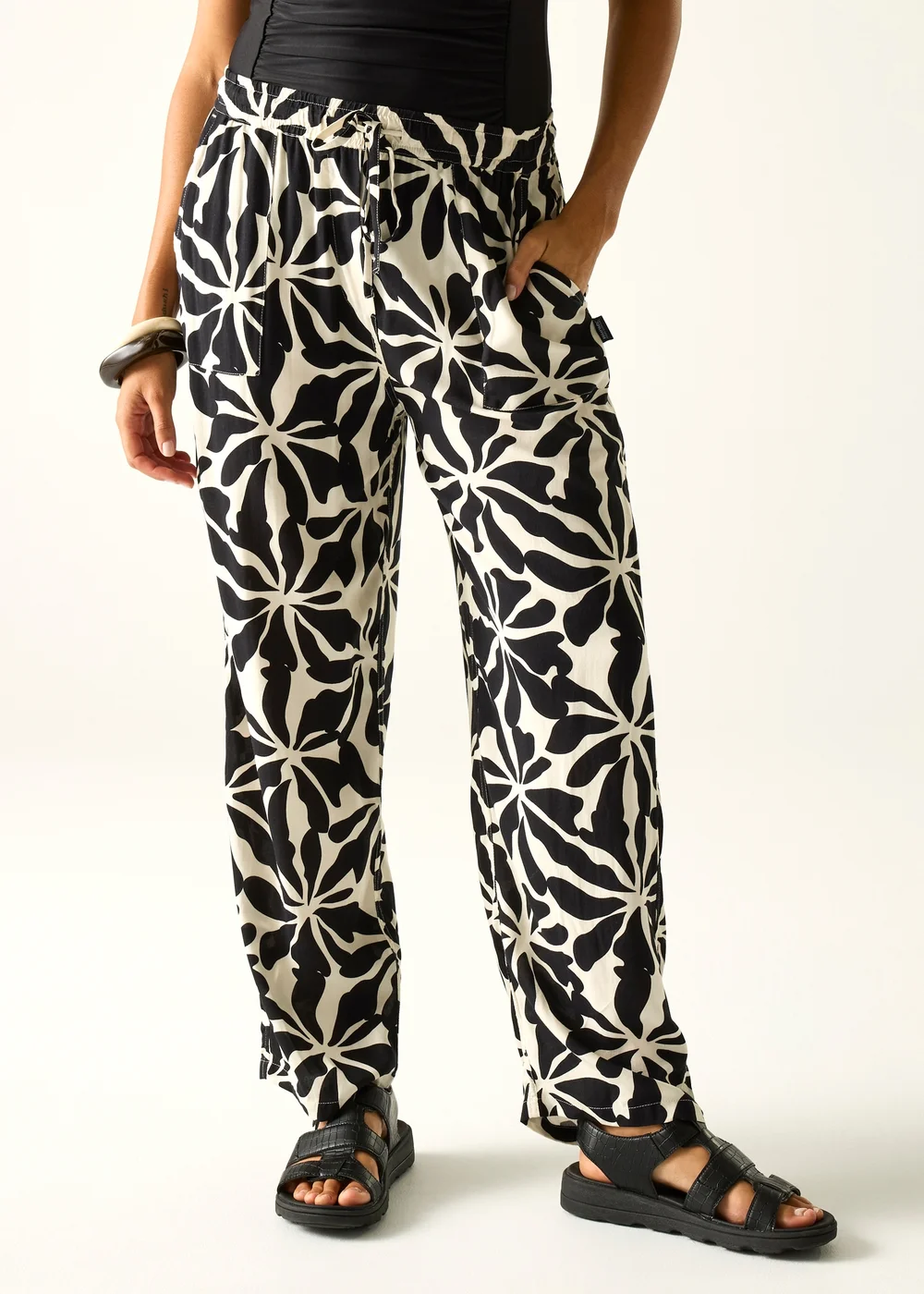 Regatta Abstract Floral Elbrie Lightweight Trousers - 18 Image 2