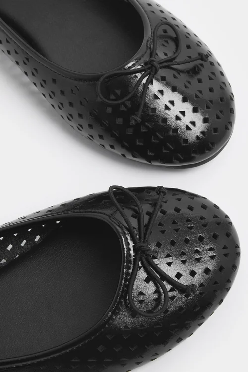 Yours Curve Black Faux Leather Cut Out Ballet Pumps In Wide E Fit - 9 Wide Image 5