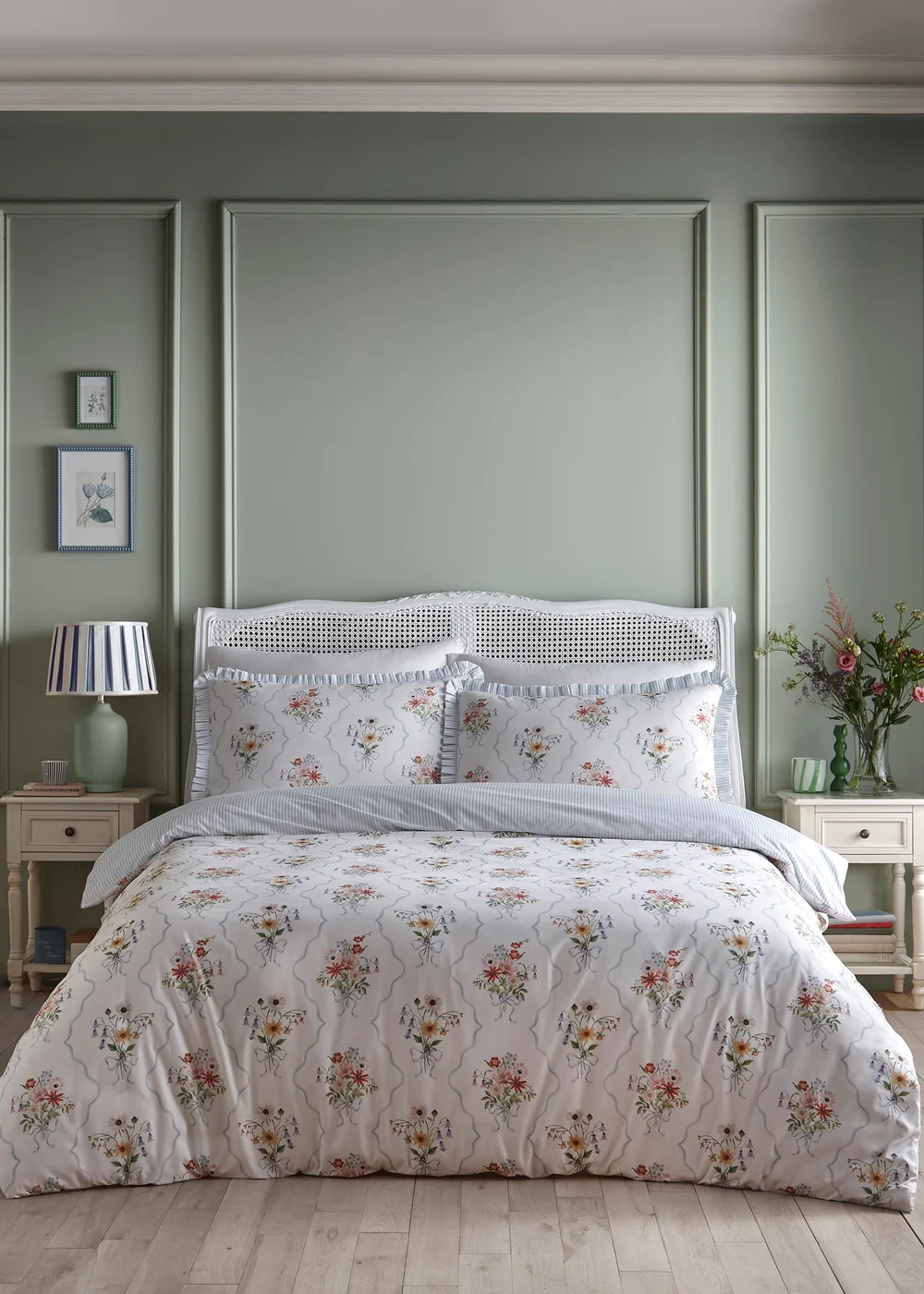 Appletree Floral Bouquet Reversible Multi Colour Duvet Cover Set - Single Image 1