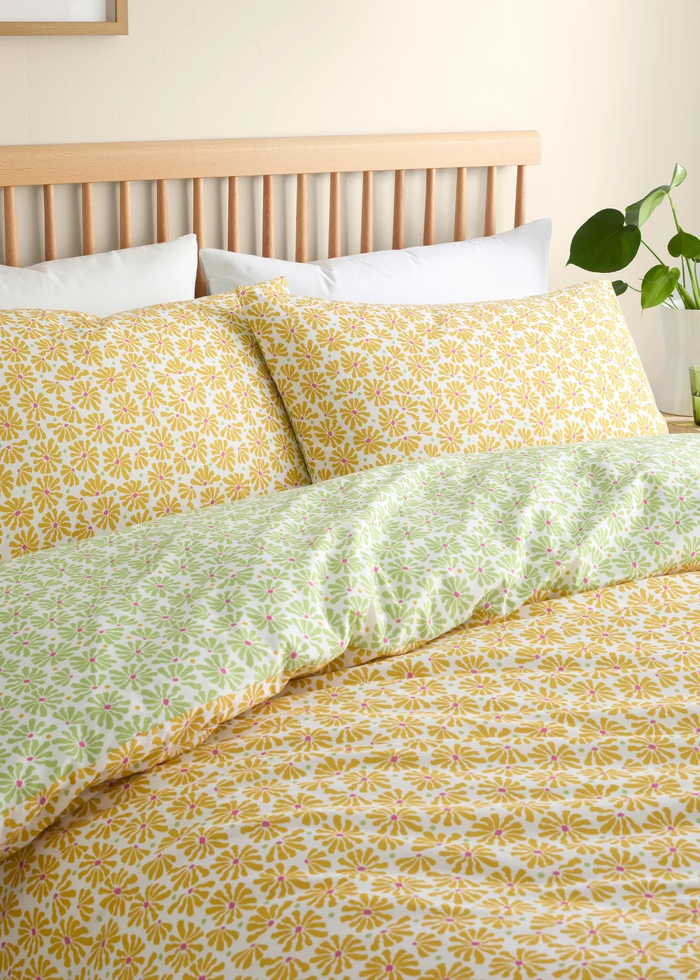 Fusion Retro Daisy Floral Reversible Yellow Duvet Cover Set - Single Image 2