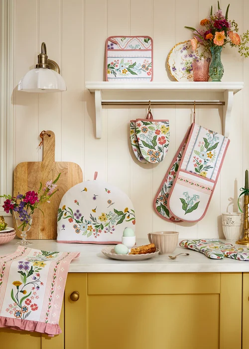 Ulster Weavers Petals & Prose Pink Apron - Cotton - One Size Image 3