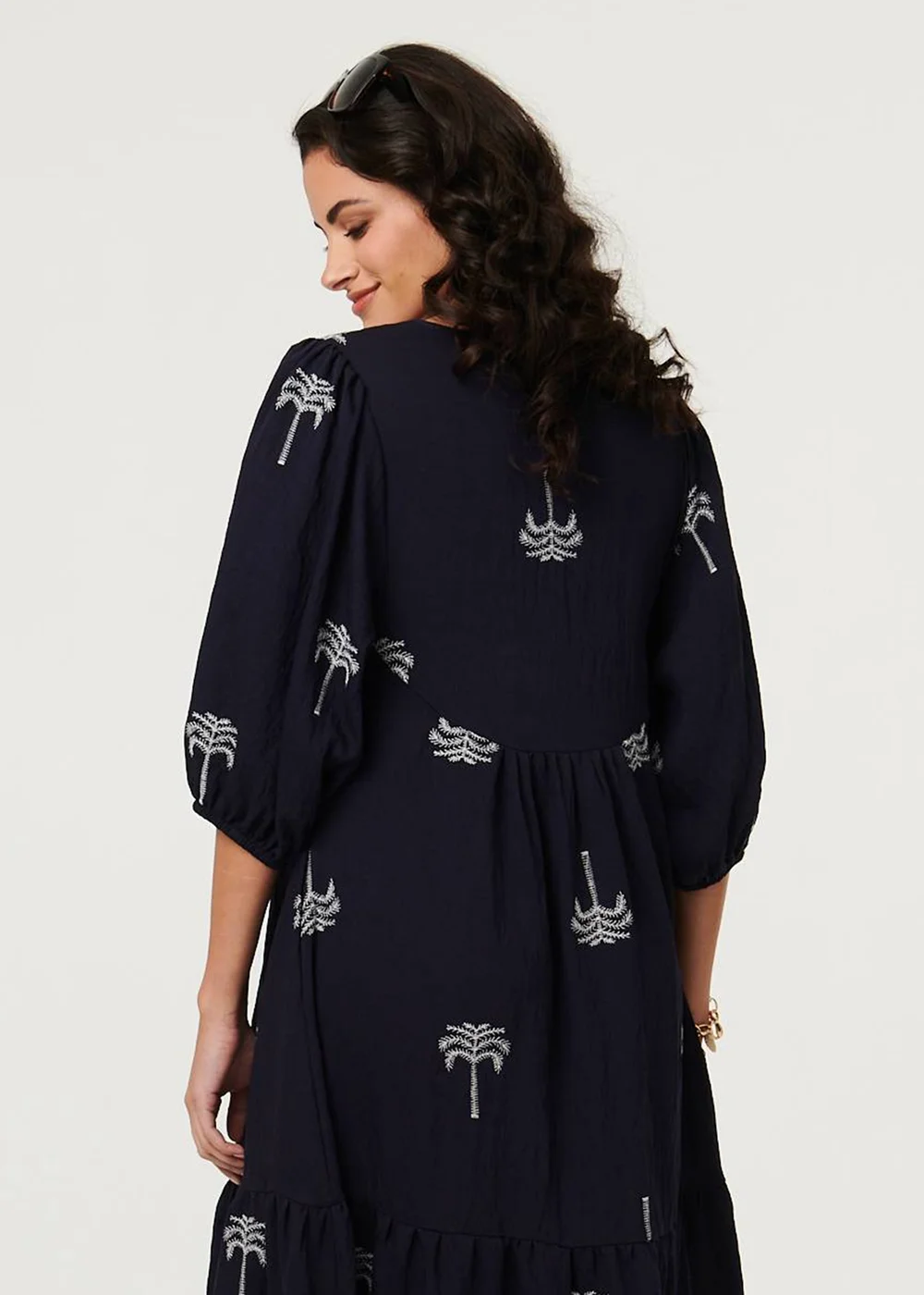 Izabel London Navy Border Print Relaxed V-Neck Midi Dress - 16 Image 2