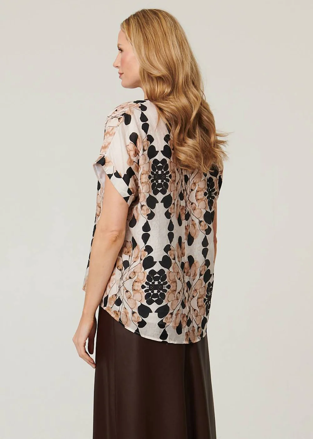 Izabel London Beige Floral Short Turn-Up Sleeve Relaxed Top - 18 Image 2