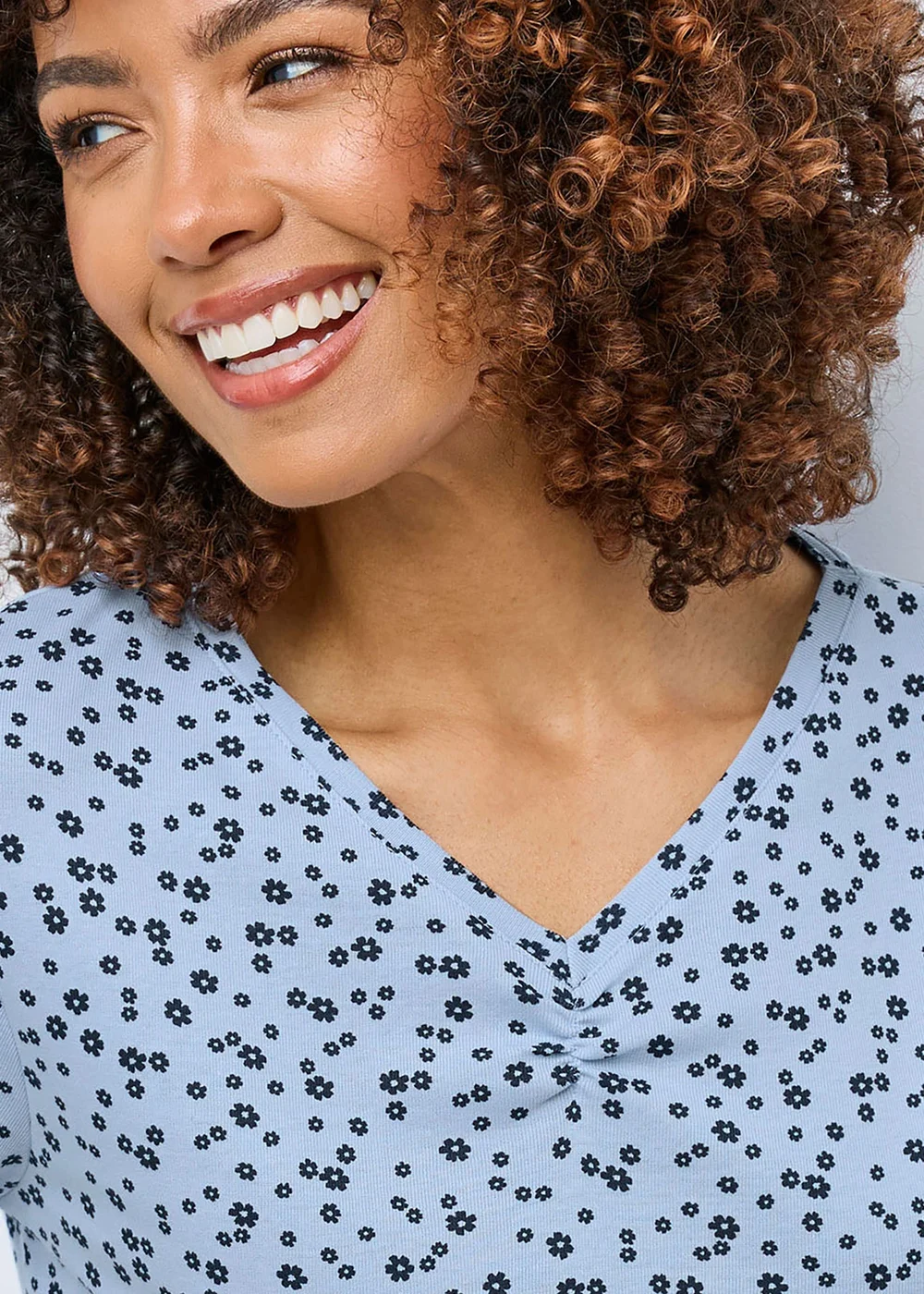 Cotton Traders Baby Blue Wrinkle Free 3/4 Sleeve V Neck Ruched Printed Top - 20 Image 3