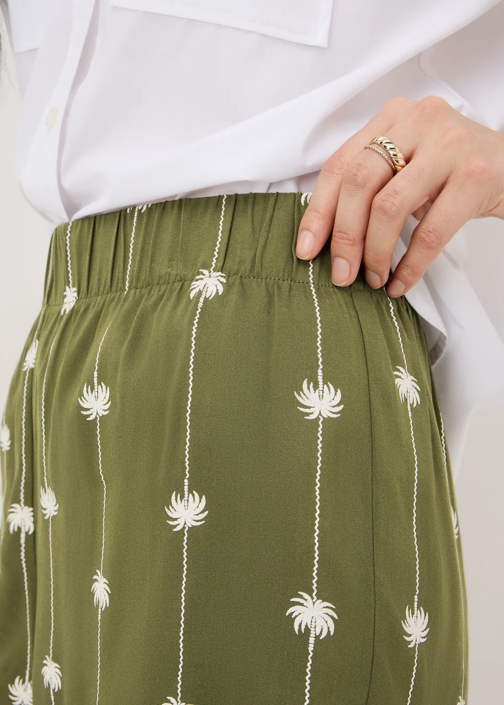 Papaya Petite Khaki Palm Tree Elasticated Shorts - 6 Image 3