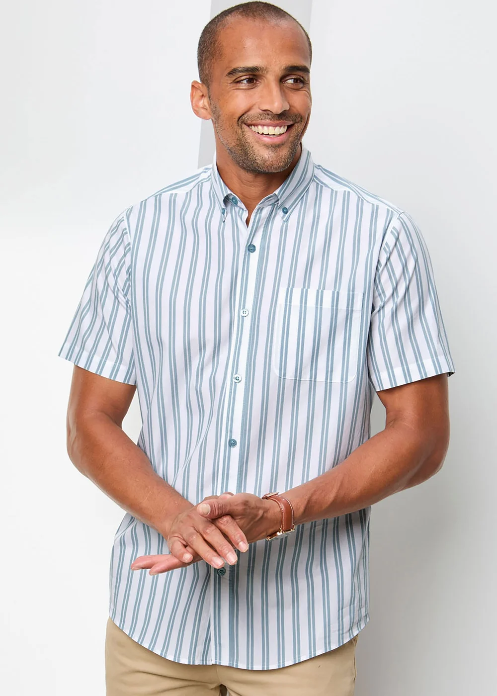 Cotton Traders Aqua Haze Short Sleeve Classic Poplin Shirt - 2XL Image 2