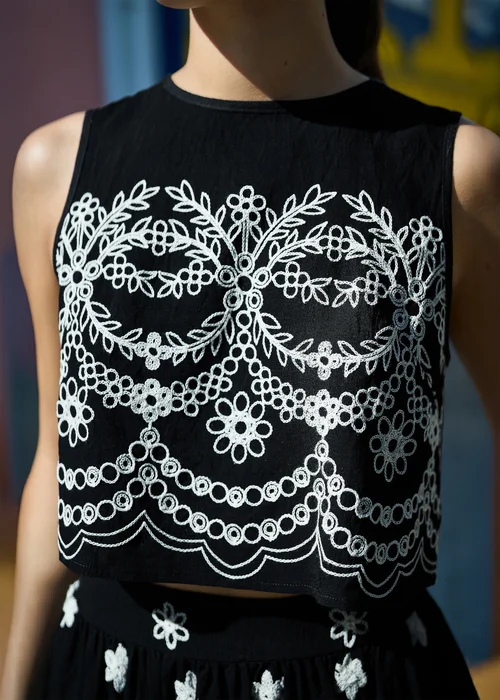 Yumi Black Embroidered Crop Top - 12 Image 3