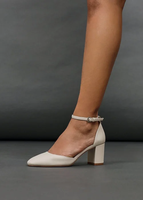 Linzi Leona Nude Faux Leather Court Heels - Size 5 Image 1