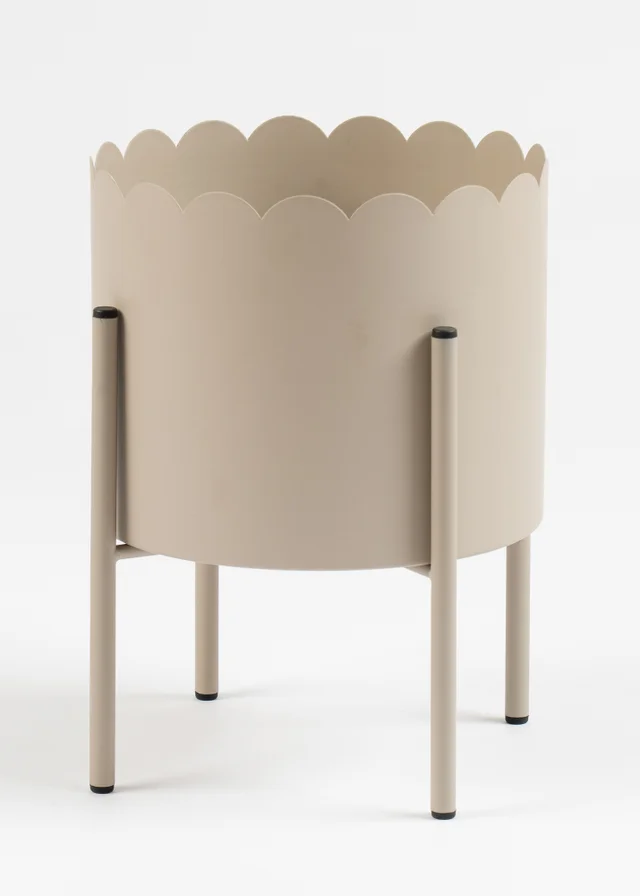 Scottish Everlastings Beige Scallop Planter
