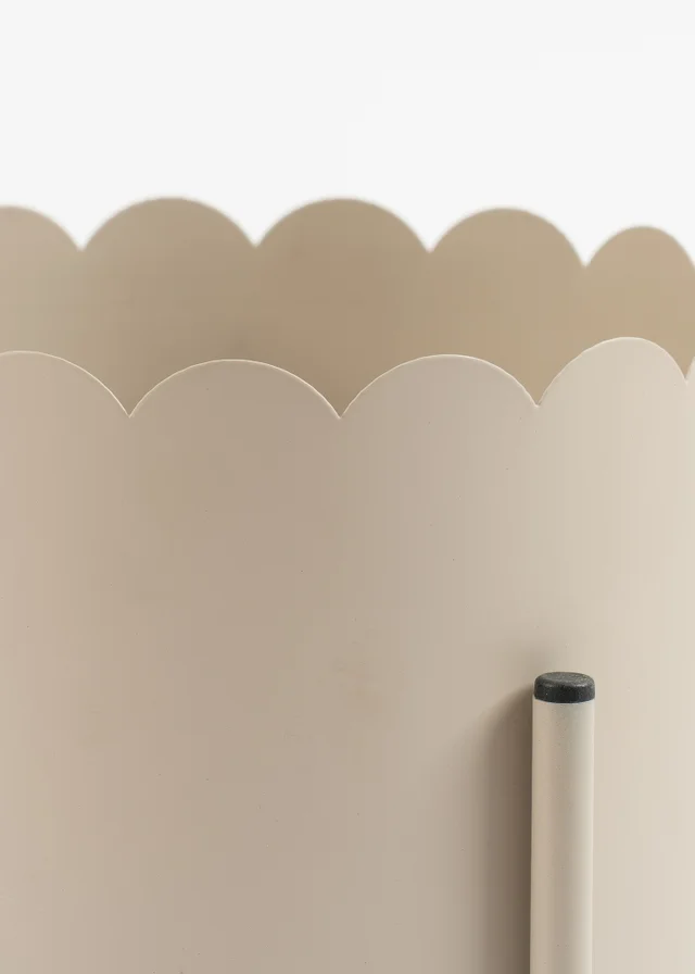 Scottish Everlastings Beige Scallop Planter