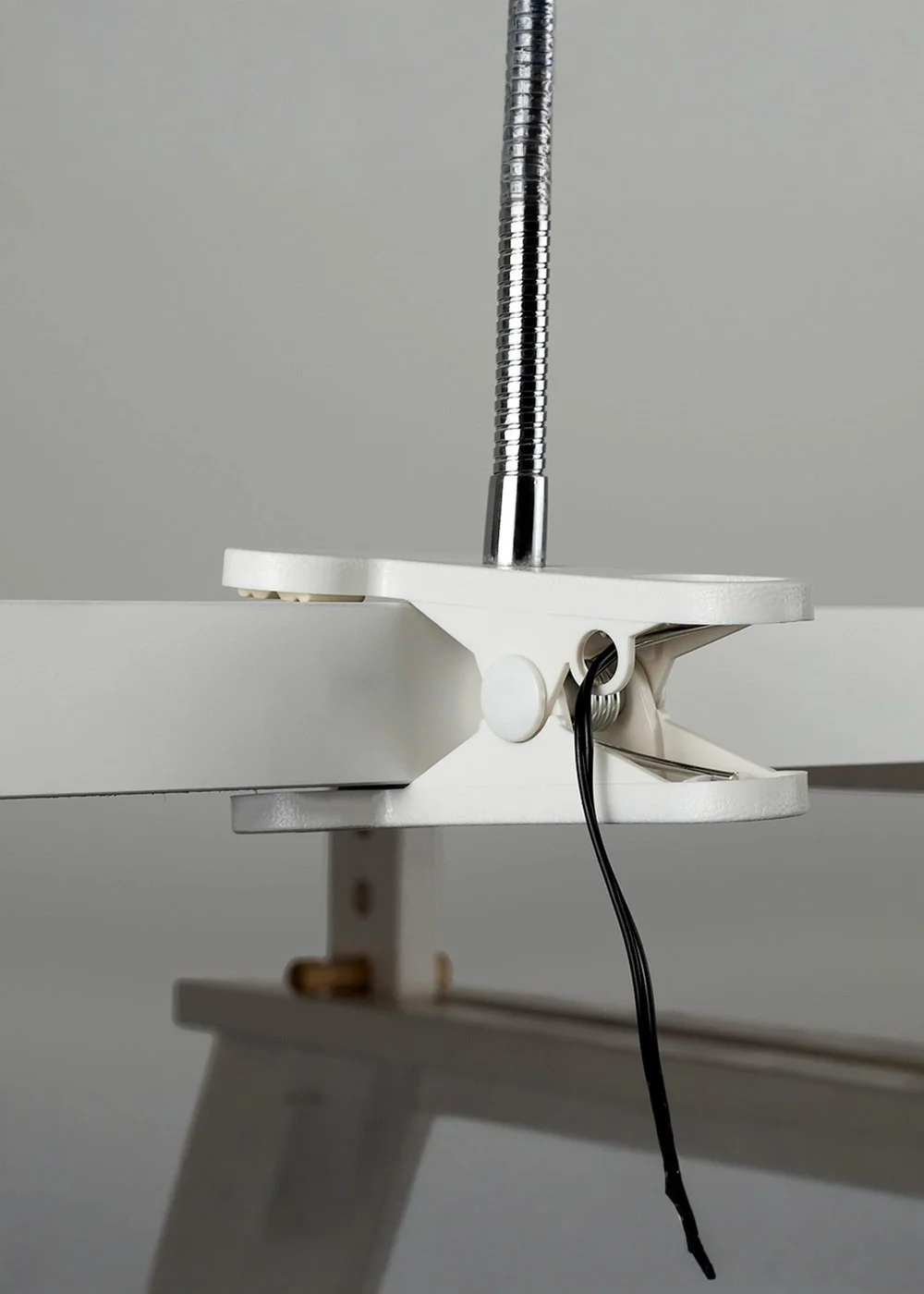 ValueLights Huey Single White Clip On LED Lamp - One Size Image 2