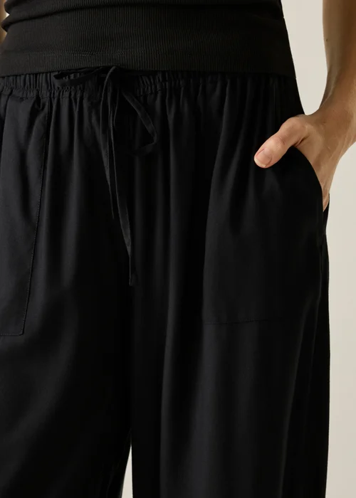 Regatta Black Elbrie Lightweight Trousers - 10 Image 4