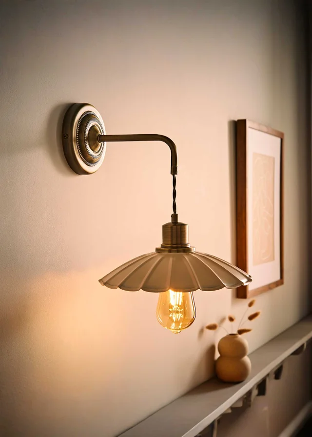 ValueLights Holborn Scallop Adjustable Wall Light