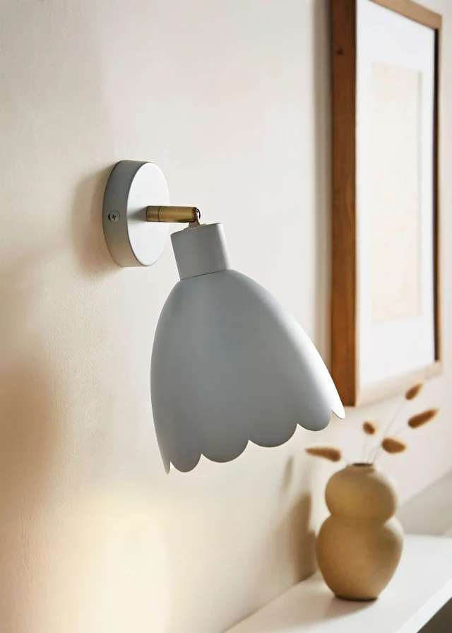 ValueLights Millie Blue Flower Scallop Wall Light