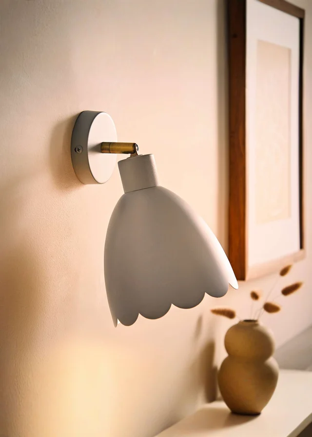ValueLights Millie Blue Flower Scallop Wall Light