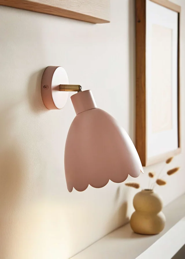 ValueLights Millie Pink Flower Scallop Wall Light