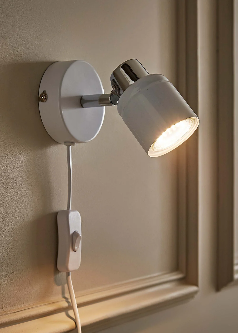 ValueLights Benton White Chrome Single Spotlight With Plug - One Size Image 1
