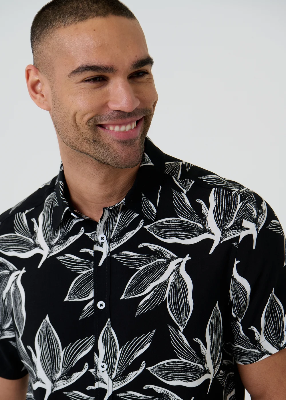 Threadbare Black Leaf Print Short Sleeve Shirt - XL Image 4