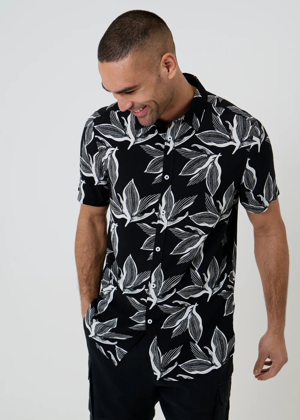 Threadbare Black Leaf Print Short Sleeve Shirt - XL Image 1