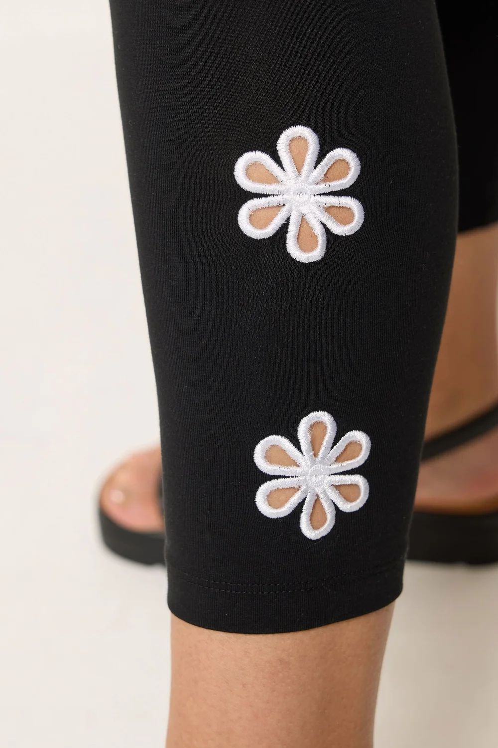 Yours Curve Black Flower Detail Cropped Leggings - 20 Image 5