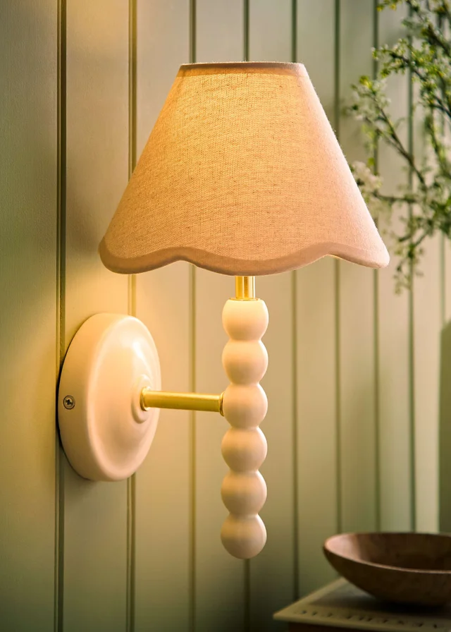 ValueLights Bobble Cream Wall Light with Natural Trim Scallop Shade