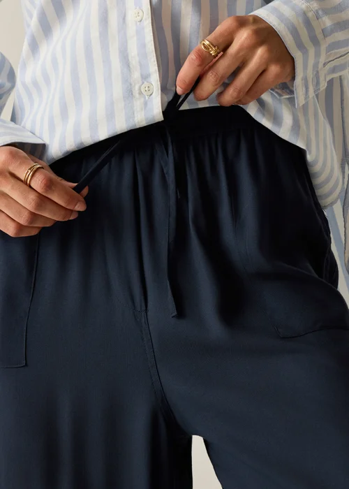 Regatta Navy Elbrie Lightweight Trousers - 12 Image 5
