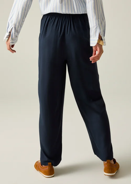 Regatta Navy Elbrie Lightweight Trousers - 12 Image 3