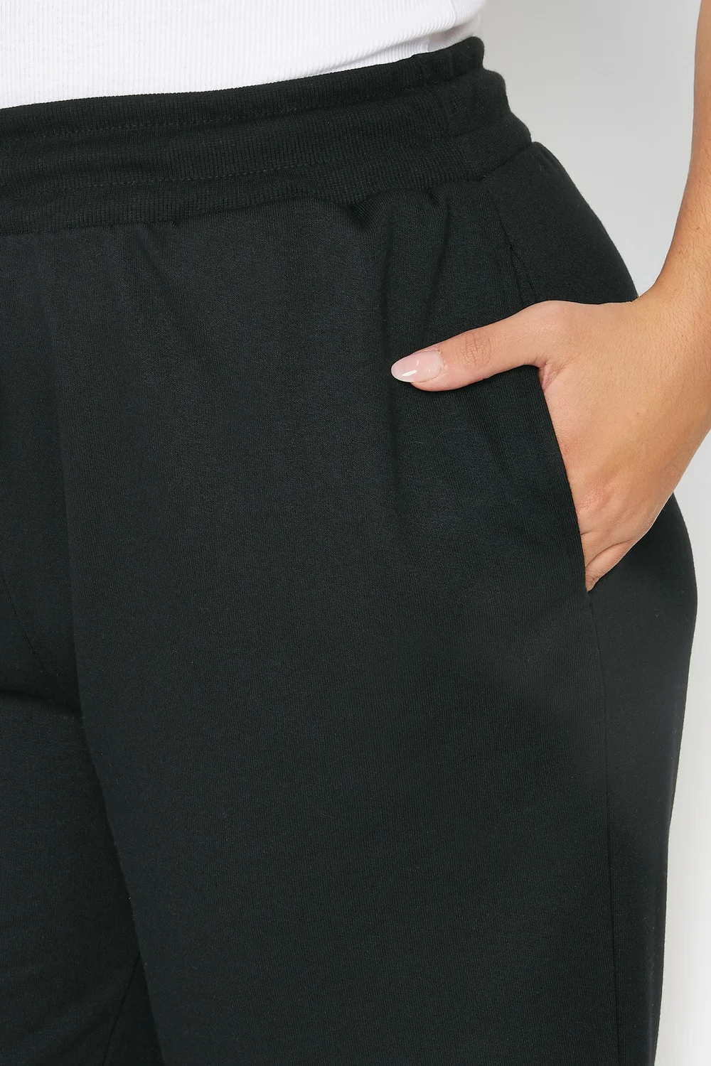Yours Curve Black Jogger Shorts - 18 Image 4