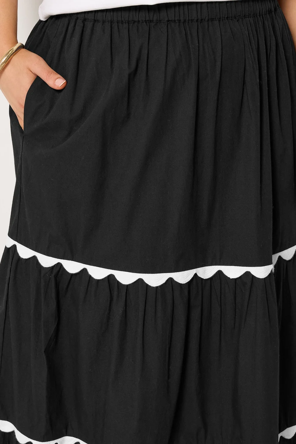 Yours Curve Black Scallop Detail Maxi Skirt - 22-24 Image 4