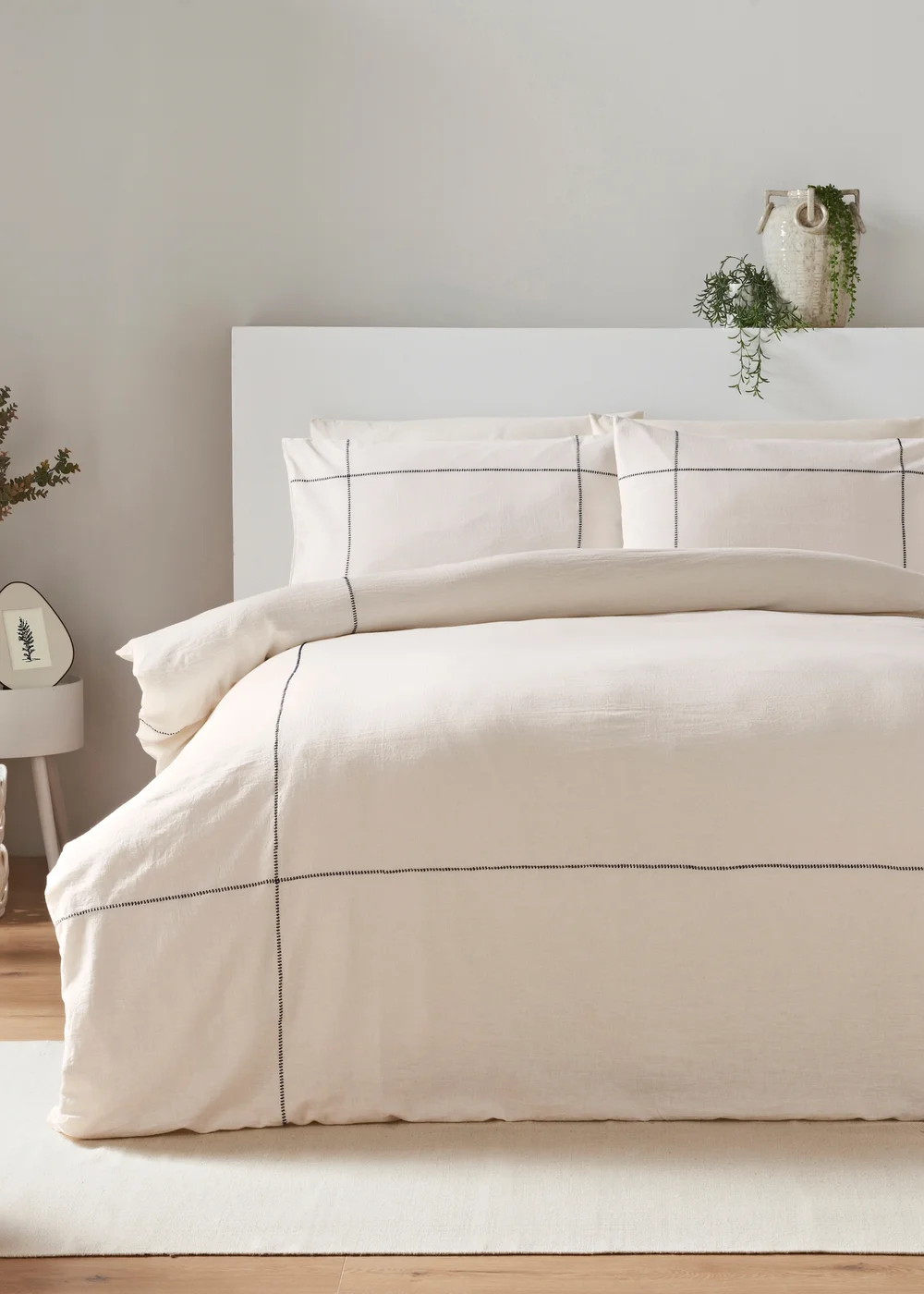 White Contrast Stitch Duvet Set - Double Image 1