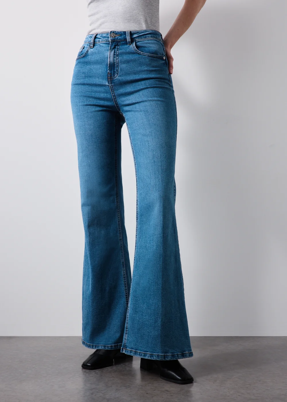 Blue Mid Wash Flared Jeans - 24/L29 Image 4