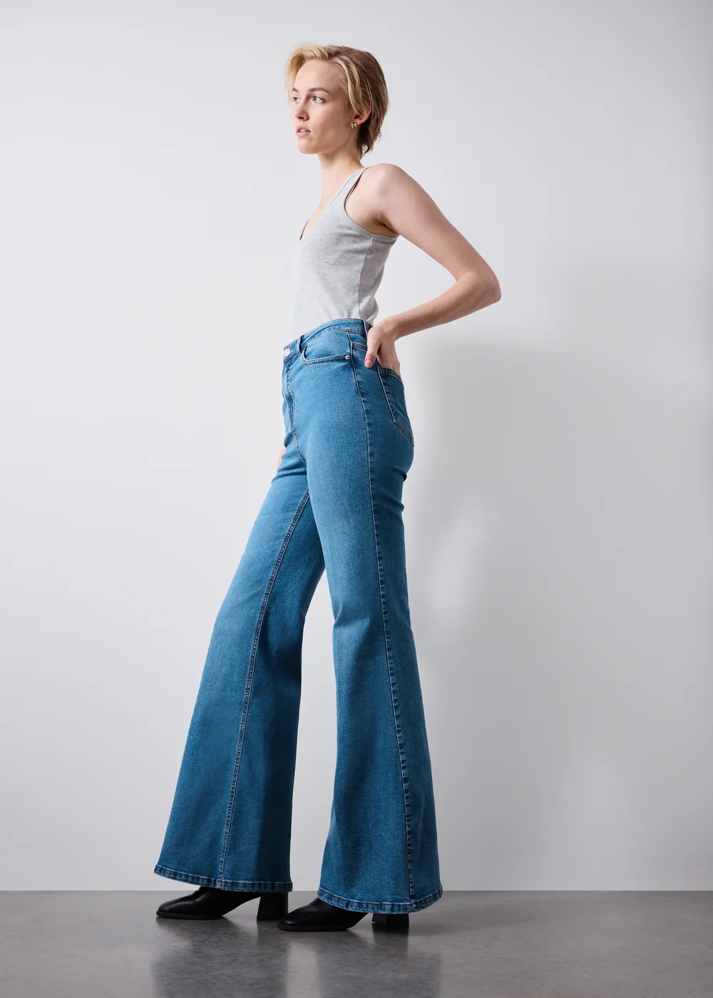 Blue Mid Wash Flared Jeans - 24/L29 Image 3