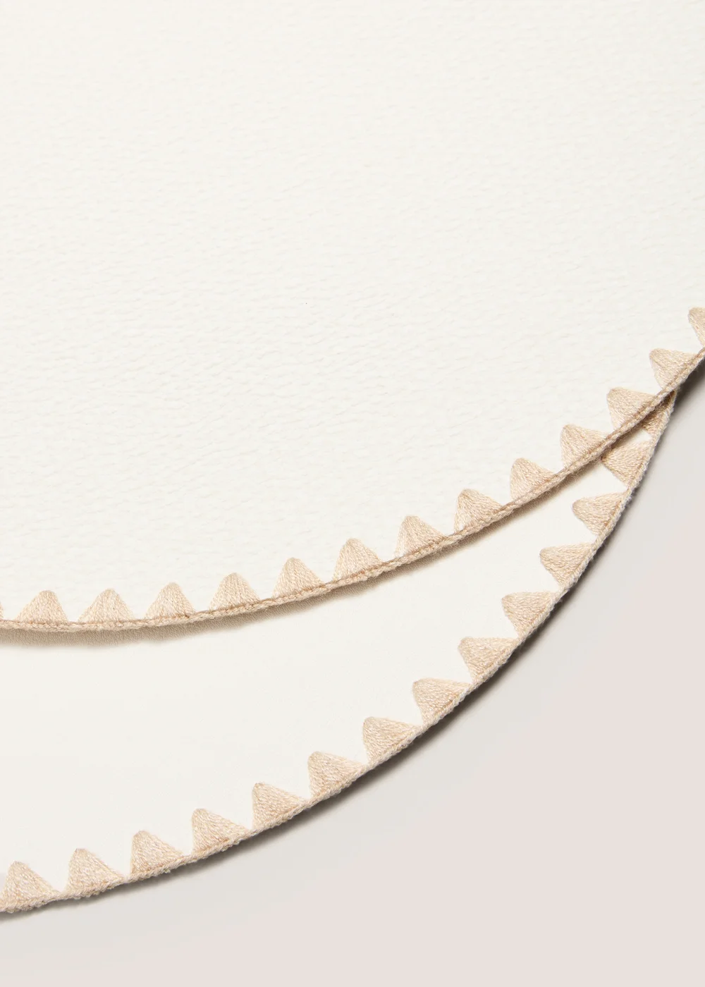 2 Pack White Round Placemats Image 2